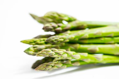 Beyaz arkaplanda yeşil kuşkonmaz