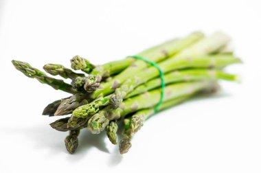 Beyaz arkaplanda yeşil kuşkonmaz