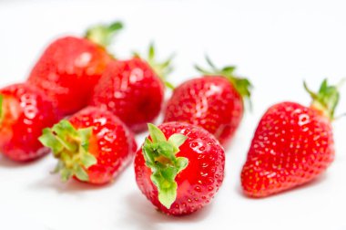 Beyaz arka planda izole edilmiş çilekler