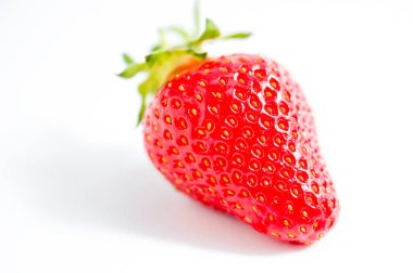 Çilek beyaz arkaplanda izole edildi