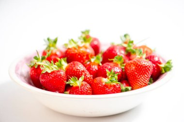 Beyaz arka plan üzerinde kase çilek