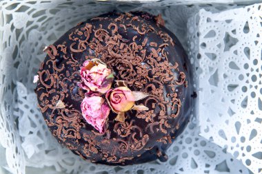 Süslü çikolatalı pasta, çiçek gülleri.