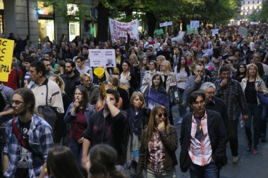 BELGRAD, SERBIA - Nisan 06, 2017: Binlerce Sırp Vuciç Seçimlerine Karşı Protesto Kazandı