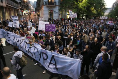 BELGRAD, SERBIA - Nisan 06, 2017: Binlerce Sırp Vuciç Seçimlerine Karşı Protesto Kazandı