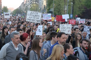 BELGRAD, SERBIA - Nisan 06, 2017: Binlerce Sırp Vuciç Seçimlerine Karşı Protesto Kazandı