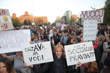 BELGRAD, SERBIA - Nisan 06, 2017: Binlerce Sırp Vuciç Seçimlerine Karşı Protesto Kazandı