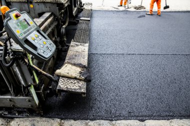 İnşaat sahasına asfalt döşeyen endüstriyel kaldırım kamyonu