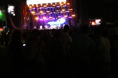 Lazer ve ışıklandırmalı müzik sahnesi