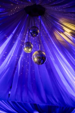 Gece kulübünde disko topları