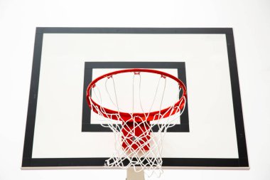 Salonda basketbol potası var.