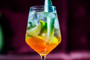 Limonlu kokteyl ve buzlu cam.