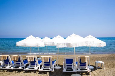 kum plaj şemsiyeleri ve sandalyeler