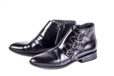 Beyaz arka planda siyah kadın deri ayakkabılar.