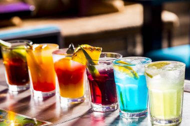 Barda renkli kokteyller