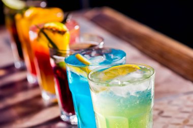 Barda renkli kokteyller