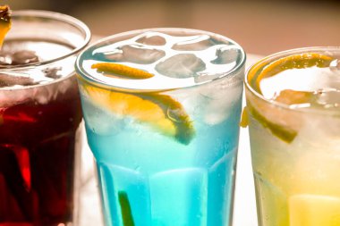 Barda renkli kokteyller