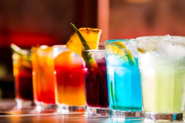 Barda renkli kokteyller