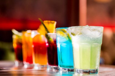 Barda renkli kokteyller