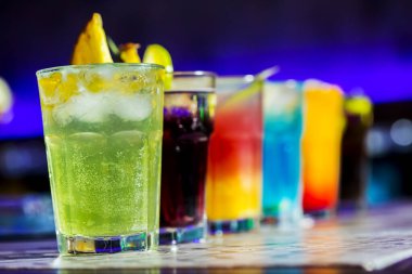 Barda renkli kokteyller