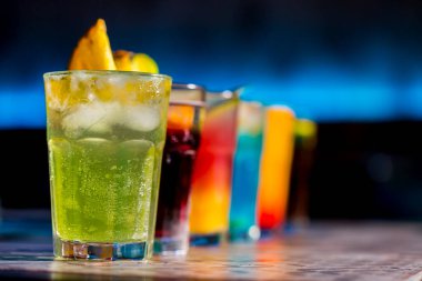 Barda renkli kokteyller