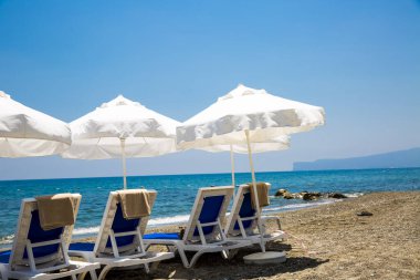 kum plaj şemsiyeleri ve sandalyeler