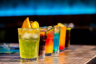 Barda renkli kokteyller