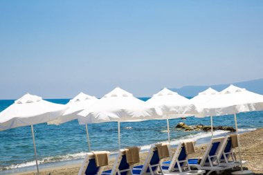 kum plaj şemsiyeleri ve sandalyeler