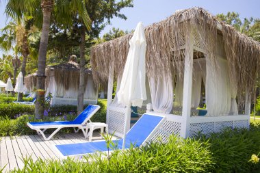 Lüks plaj yatakları tatil köyünde.