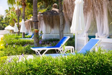 Lüks plaj yatakları tatil köyünde.