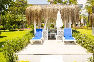 Lüks plaj yatakları tatil köyünde.