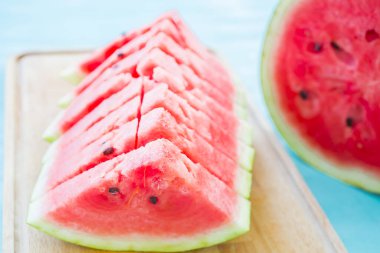 Masadaki tahtada karpuz dilimleri