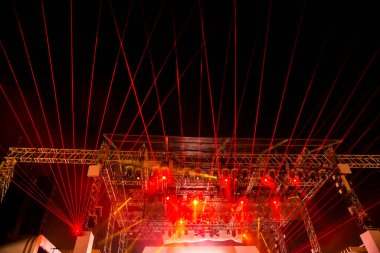 Lazer ışınları ile sahne spot