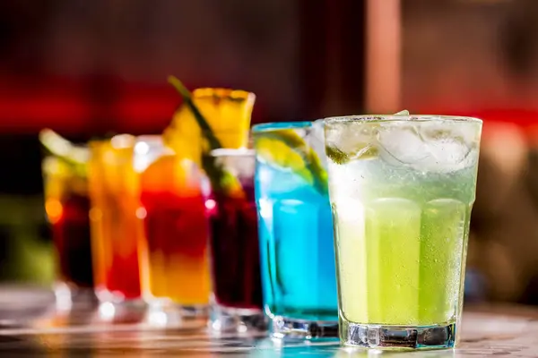 Coloridas Bebidas Cóctel Bar Imagen De Stock