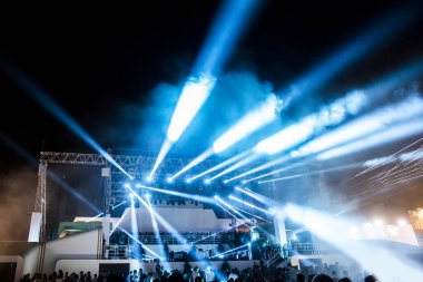 Lazer ışınları ile sahne spot