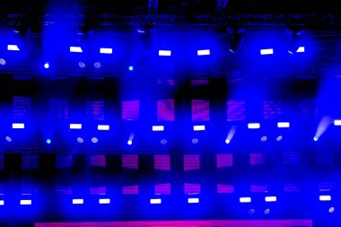 Lazer ışınları ile sahne spot