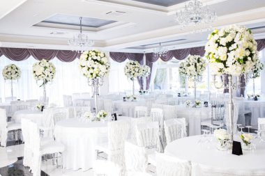 Zarif düğün masası düzenlemesi, çiçek süsü.