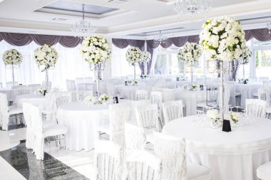 Zarif düğün masası düzenlemesi, çiçek süsü.