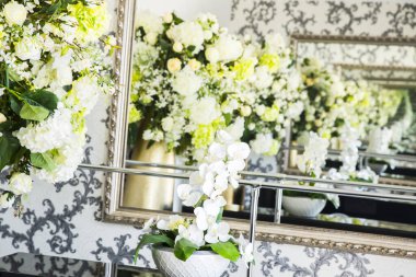 Lüks evde çiçek düğün süslemesi