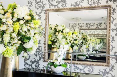 Lüks evde çiçek düğün süslemesi