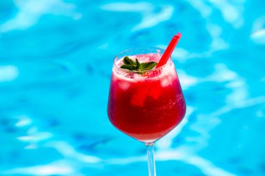 Yüzme havuzunun yanında soğuk kırmızı kokteyl