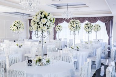 Zarif düğün masası düzenlemesi, çiçek süsü.