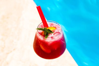 Yüzme havuzunun yanında soğuk kırmızı kokteyl