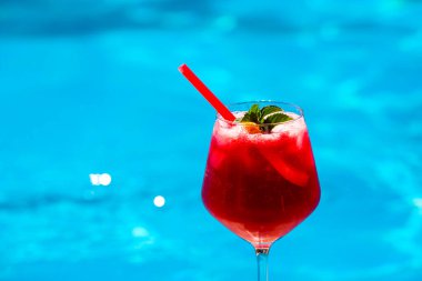 Yüzme havuzunun yanında soğuk kırmızı kokteyl