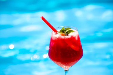 Yüzme havuzunun yanında soğuk kırmızı kokteyl