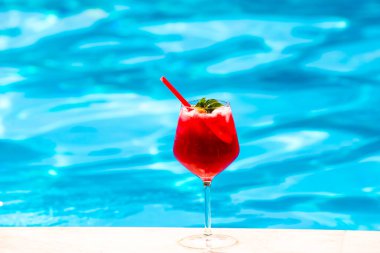 Yüzme havuzunun yanında soğuk kırmızı kokteyl