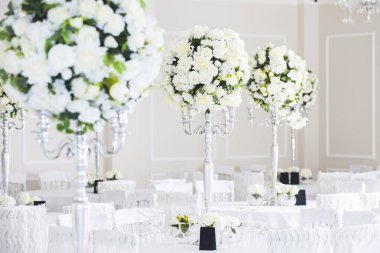 Zarif düğün masası düzenlemesi, çiçek süsü.