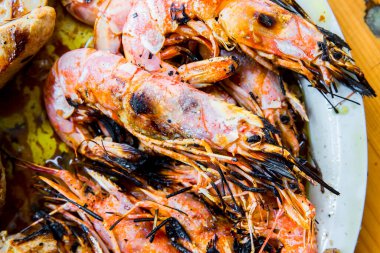 Masadaki lezzetli karidesler