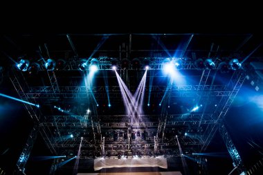 Lazer ışınları ile sahne spot