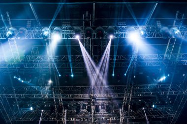 Lazer ışınları ile sahne spot