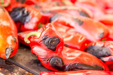 Kızarmış kırmızı kâğıtlar barbeküde